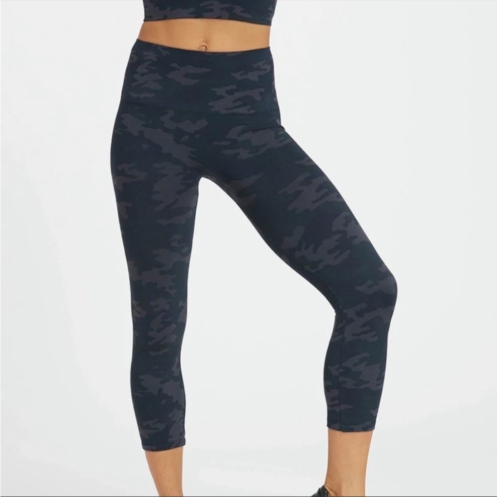 Spanx Look At Me Now Seamless Cropped Camo Leggings
